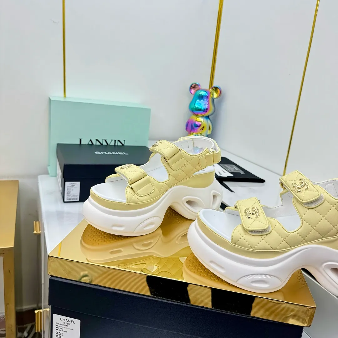 👟👟Ex-factory price 680👟👟 Top version... Chanel｜Chanel Xiaoxiang Velcro Beach Slippers Slippers Casual Beach Shoes 25ss Spring and Summer New Style! Beach shoes are a hit all over the internet! The latest model from the counter, I am still willing to buy it on my feet. It must be ranked among the most popular models. It is invincible in all seasons. Various bloggers and Internet celebrities can see the matching styles. Highly recommended. Pearlescent sheepskin upper, sheepskin lining, suede for feet. Original open-molded TPU outsole size: 35-40 (customized for 40 and 41). Full set of original packaging 👉 👉 👉 👉 👉